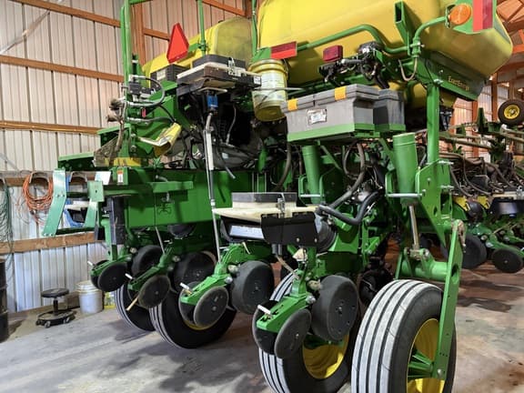 Image of John Deere 1775 equipment image 4