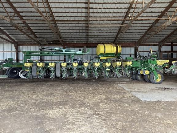 Image of John Deere 1775 equipment image 2