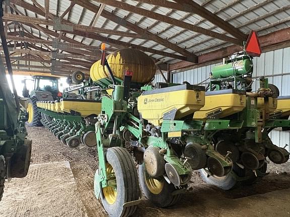 Image of John Deere 1775 equipment image 3