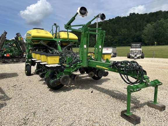 Image of John Deere 1775 equipment image 2