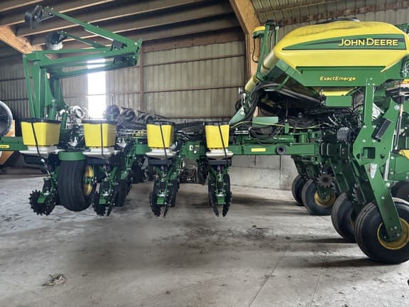 Image of John Deere 1775 equipment image 1