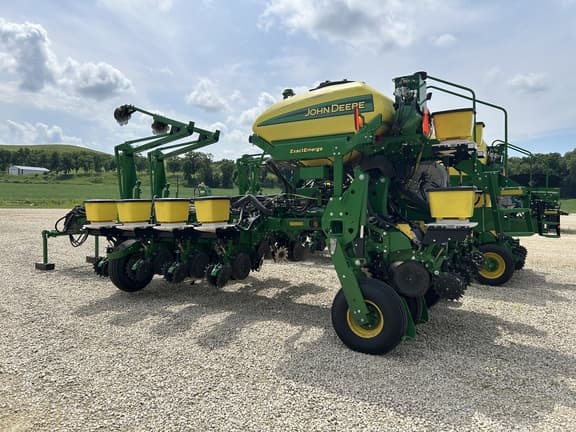 Image of John Deere 1775 equipment image 1