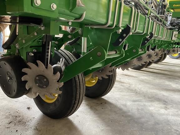 Image of John Deere 1775 equipment image 3