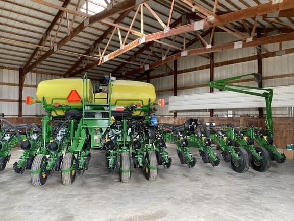Image of John Deere 1775 equipment image 1