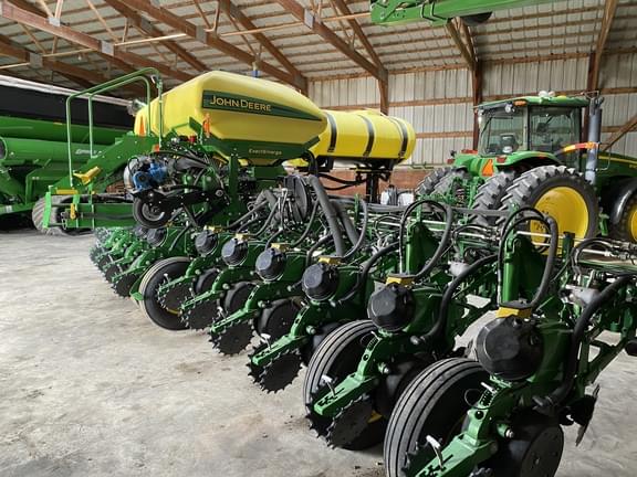 Image of John Deere 1775 equipment image 4