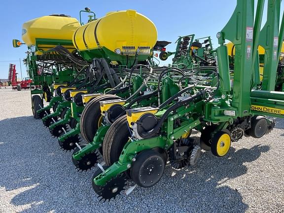 Image of John Deere 1775 equipment image 1