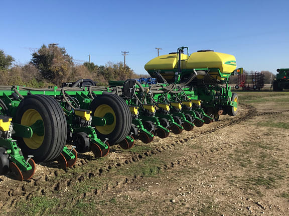 Image of John Deere 1775 equipment image 2