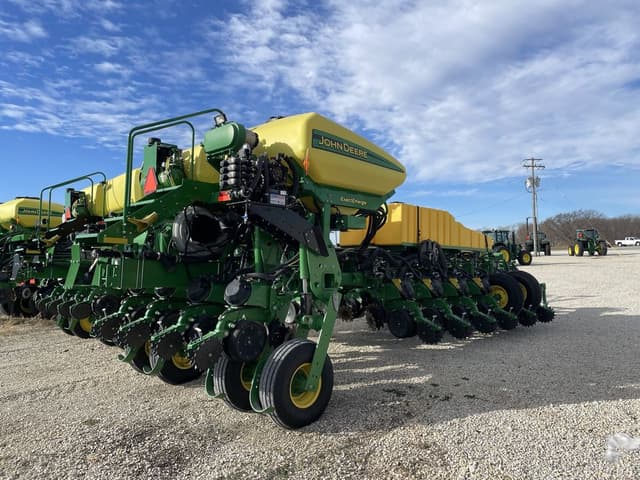 Image of John Deere 1775 equipment image 4