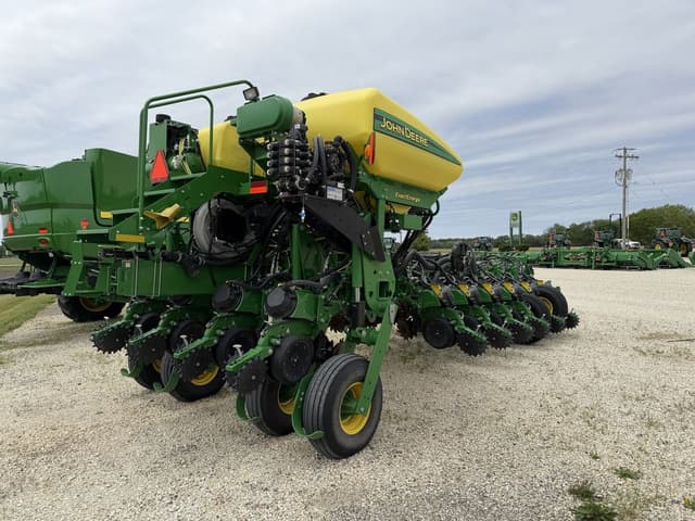 Image of John Deere 1775 equipment image 4