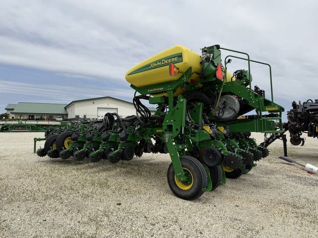 Image of John Deere 1775 equipment image 3