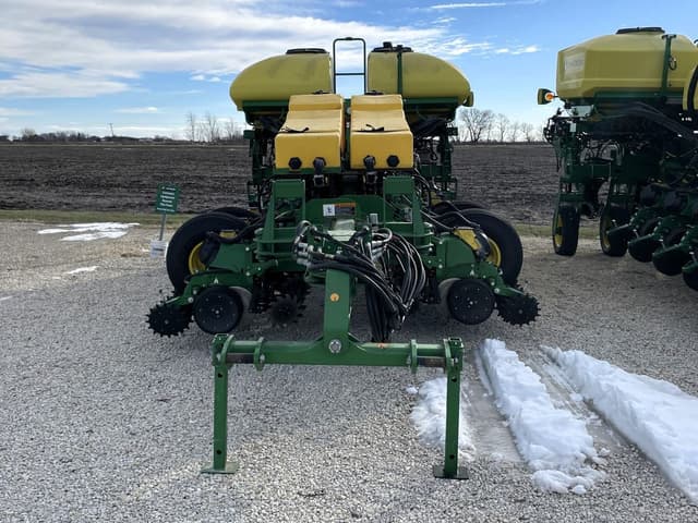 Image of John Deere 1775 equipment image 1