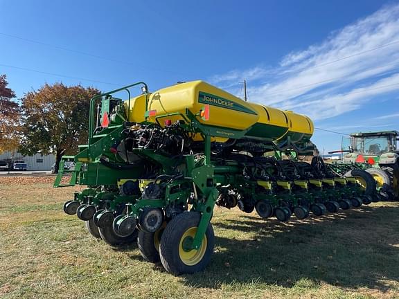 Image of John Deere 1775 equipment image 3