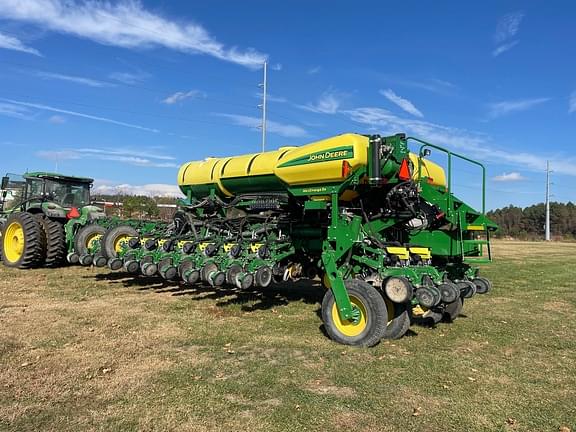 Image of John Deere 1775 equipment image 1