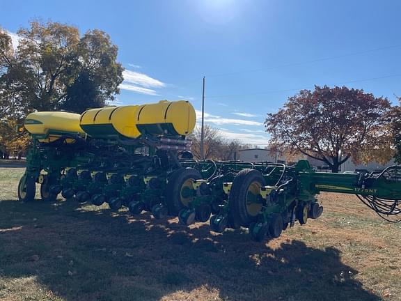 Image of John Deere 1775 equipment image 2