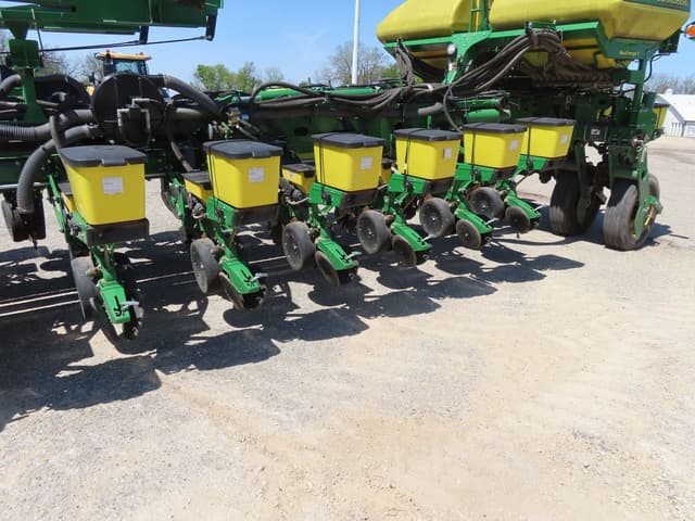 Image of John Deere 1775 equipment image 4
