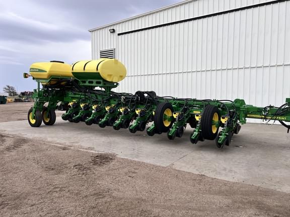Image of John Deere 1775 equipment image 1