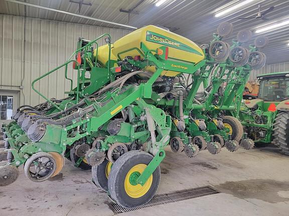 Image of John Deere 1795 equipment image 1