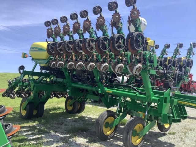 Image of John Deere 1795 equipment image 1