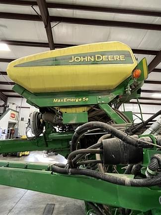 Image of John Deere 1795 equipment image 2