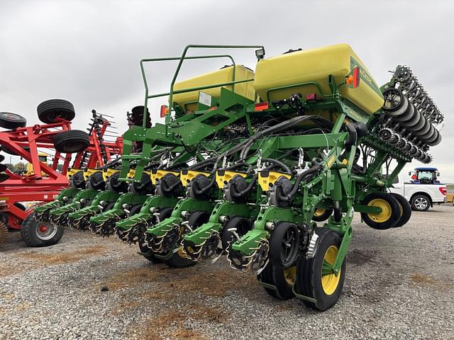 Image of John Deere 1795 equipment image 2