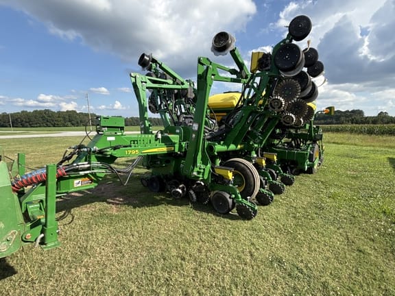 2019 John Deere 1795 Equipment Image0