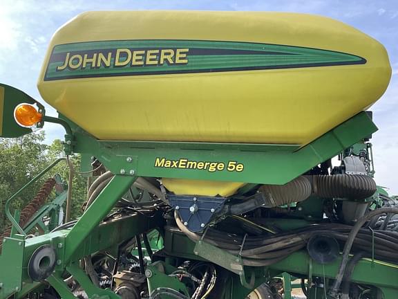 Image of John Deere 1795 equipment image 3