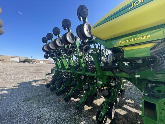 Image of John Deere 1795 equipment image 1