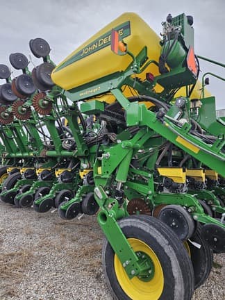 Image of John Deere 1795 equipment image 2