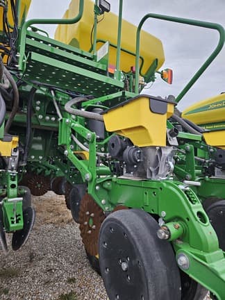 Image of John Deere 1795 equipment image 3