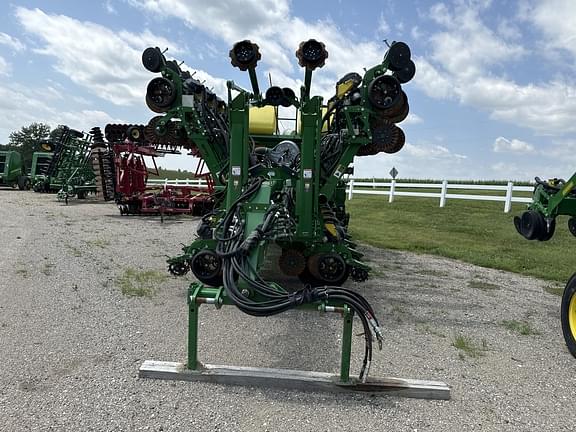 Image of John Deere 1795 equipment image 1