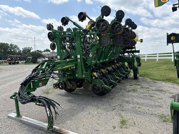 Image of John Deere 1795 equipment image 2