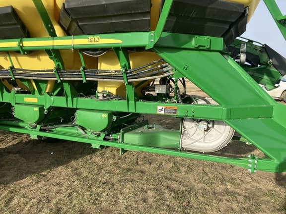 Image of John Deere 1830 equipment image 4