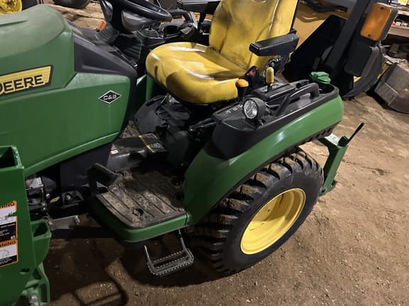 Image of John Deere 2025R equipment image 3