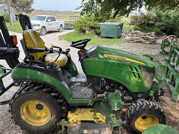 Image of John Deere 2025R equipment image 3