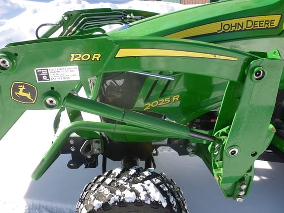 Image of John Deere 2025R equipment image 3