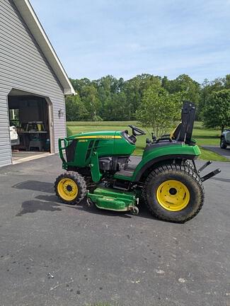 Image of John Deere 2032R equipment image 1