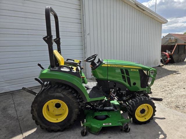 Image of John Deere 2032R equipment image 4