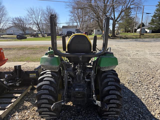Image of John Deere 2032R equipment image 3