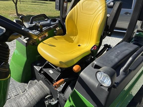 Image of John Deere 2032R equipment image 3