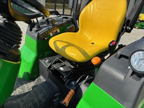 Image of John Deere 2032R equipment image 4