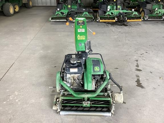 Image of John Deere 220 E-Cut equipment image 3