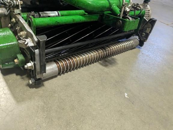 Image of John Deere 220 E-Cut equipment image 4