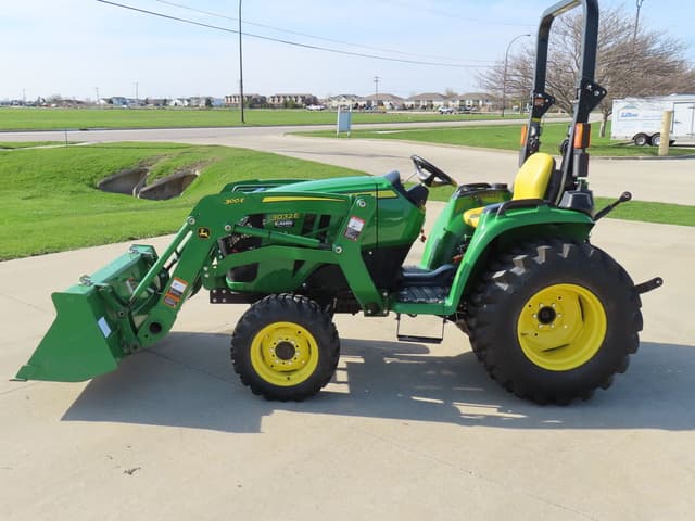 Image of John Deere 3032E equipment image 3