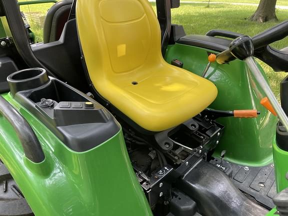 Image of John Deere 3032E equipment image 4