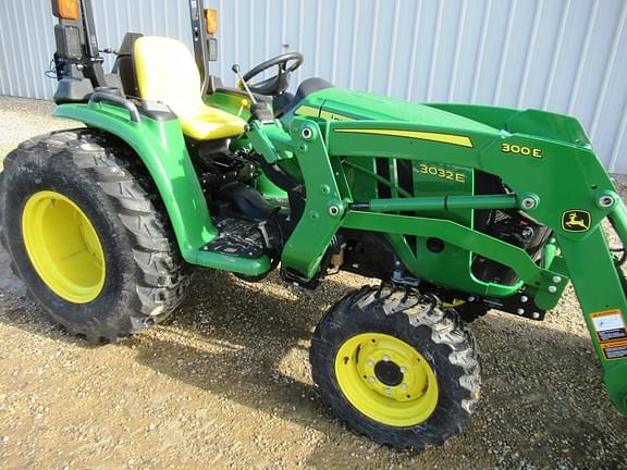 Image of John Deere 3032E equipment image 2