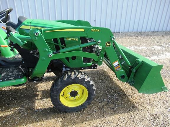 Image of John Deere 3032E equipment image 3