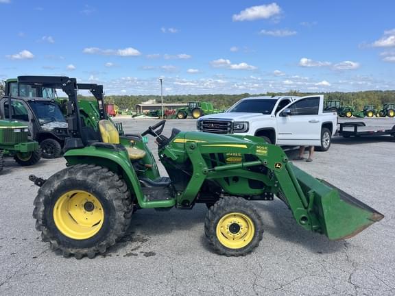 Image of John Deere 3032E equipment image 2