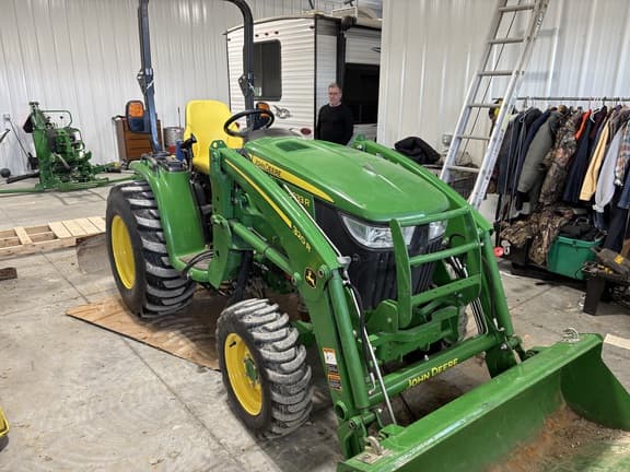 Image of John Deere 3033R equipment image 2
