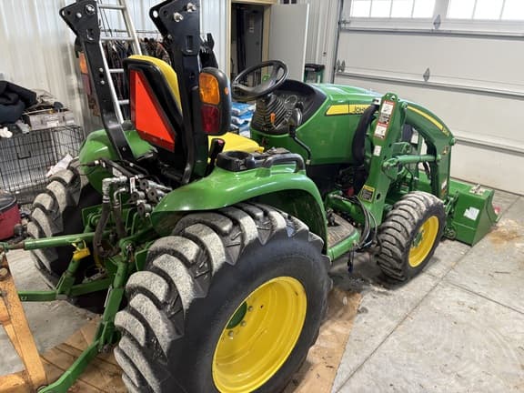 Image of John Deere 3033R equipment image 4
