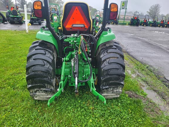 Image of John Deere 3033R equipment image 2